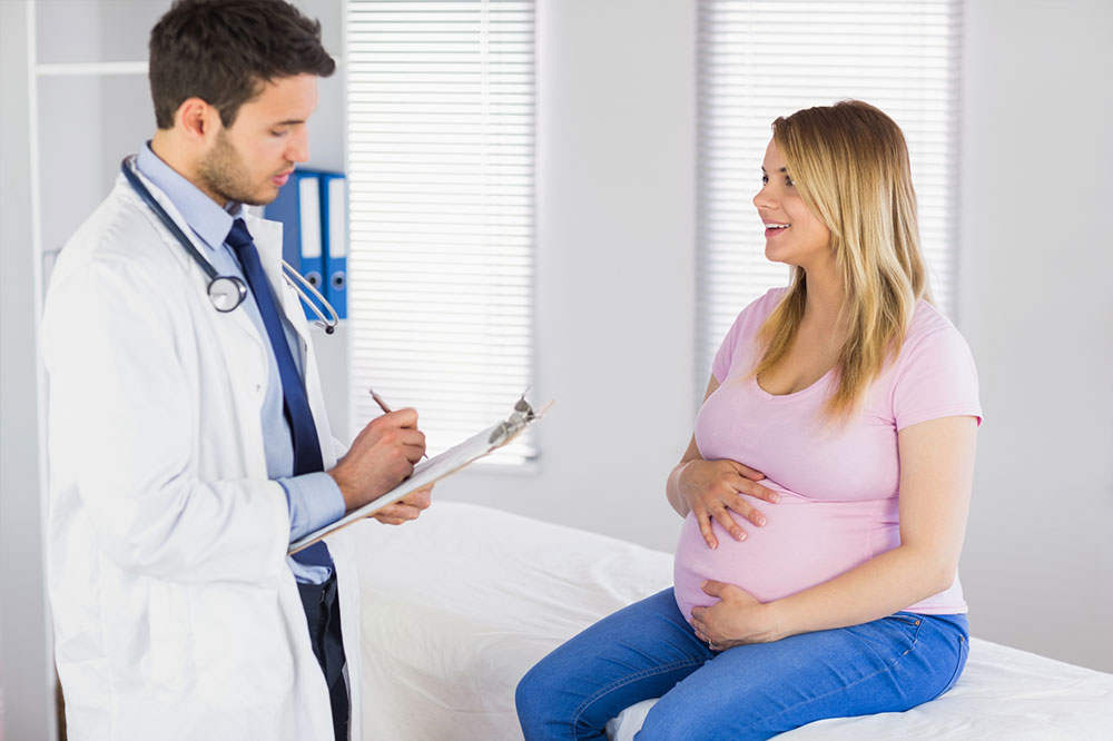 Doctor talking to a pregnant patient.